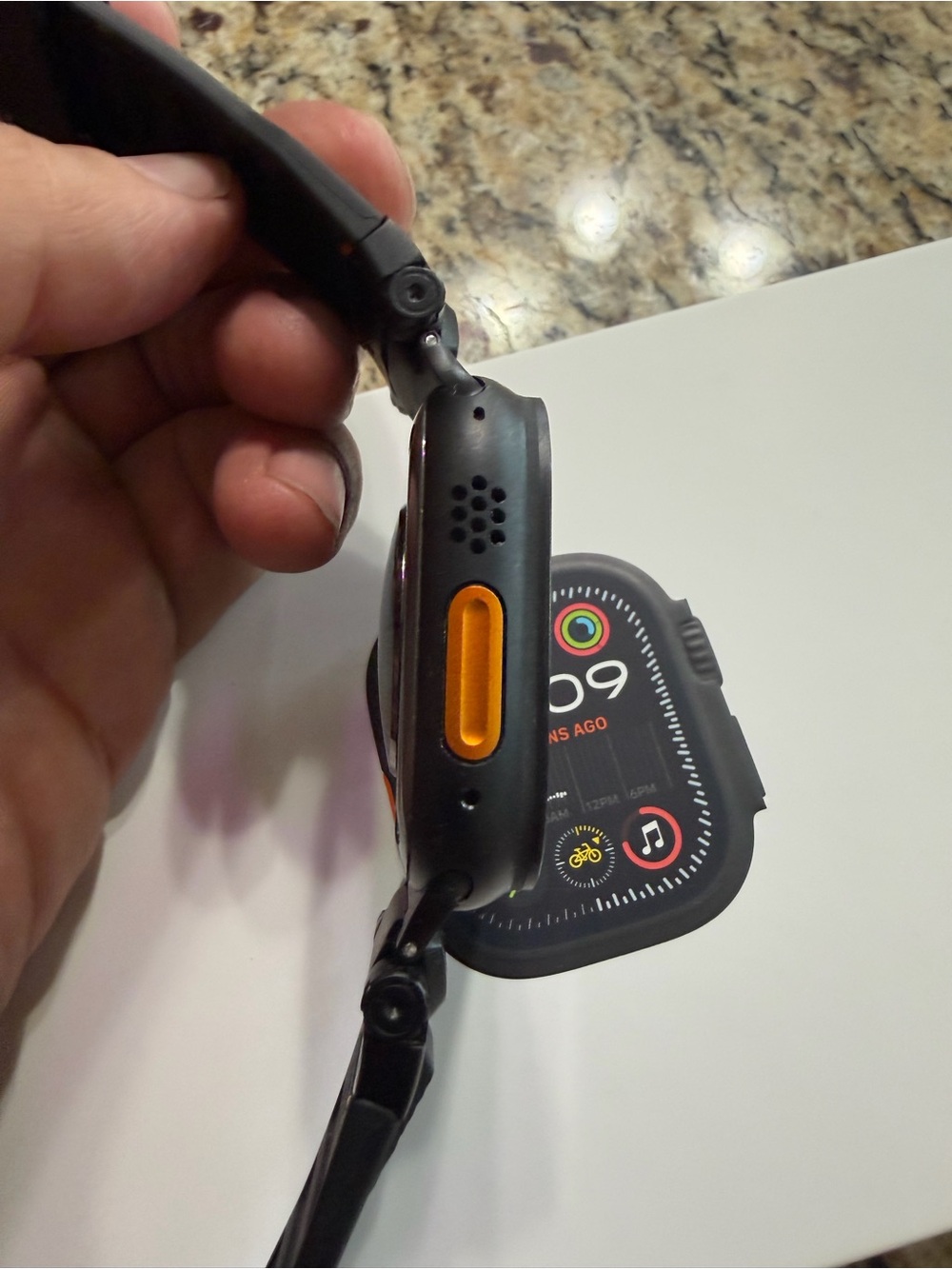 Apple Watch ultra 2 black titanium - Picture 13 of 14
